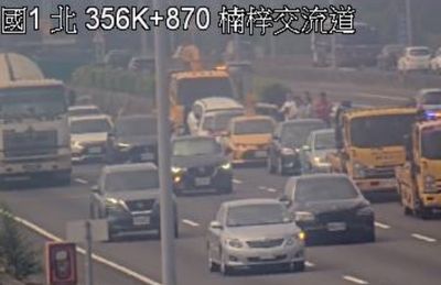 國道1號驚魂！楠梓交流道6車連環撞，交通大亂