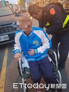 暖心巡警及時救援！失智老人夜推輪椅3公里尋老家
