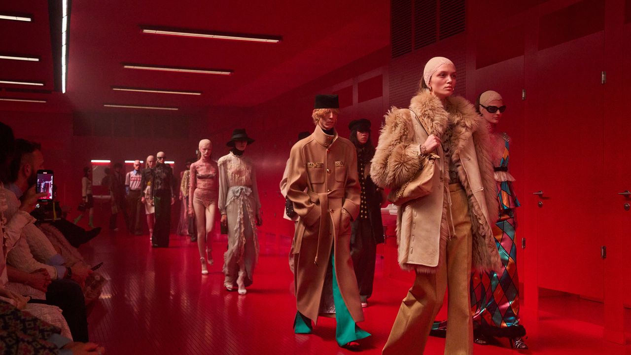 Alessandro Michele 的 Valentino:在紅色廁所裡重塑華麗與顛覆|巴黎時裝週
