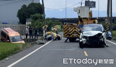 驚險！彰化芬園鄉路口車禍 自小客失控衝入稻田