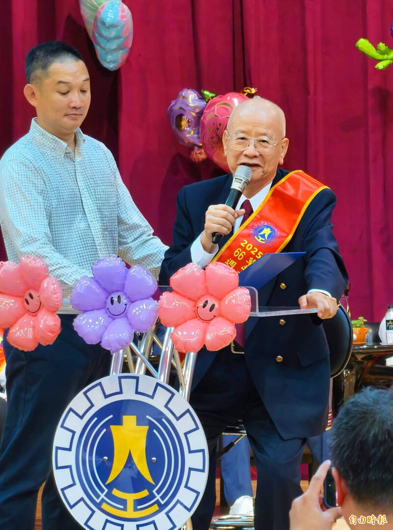 80歲傑出校友胡慶桐捐百萬獎學金 分享留級後的成功人生