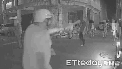台南驚傳垃圾車遭攻擊!騎士持球棒狂追猛砸 清潔隊員險挨揍