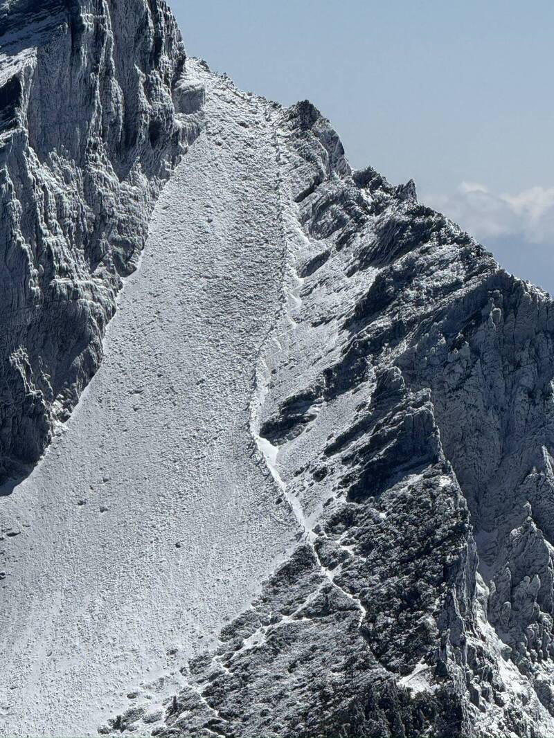玉山主峰驚傳男女山友墜380米深谷 空勘尋獲雪埋身影