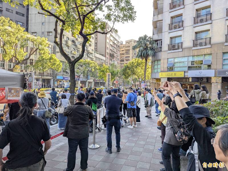 罷免賴士葆辦2階 游智彬到場「慰問」閩南狼 民眾轟:滾回中國