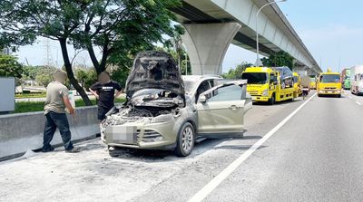 驚險！國道一號拖吊故障車突自燃 引發3公里車流回堵
