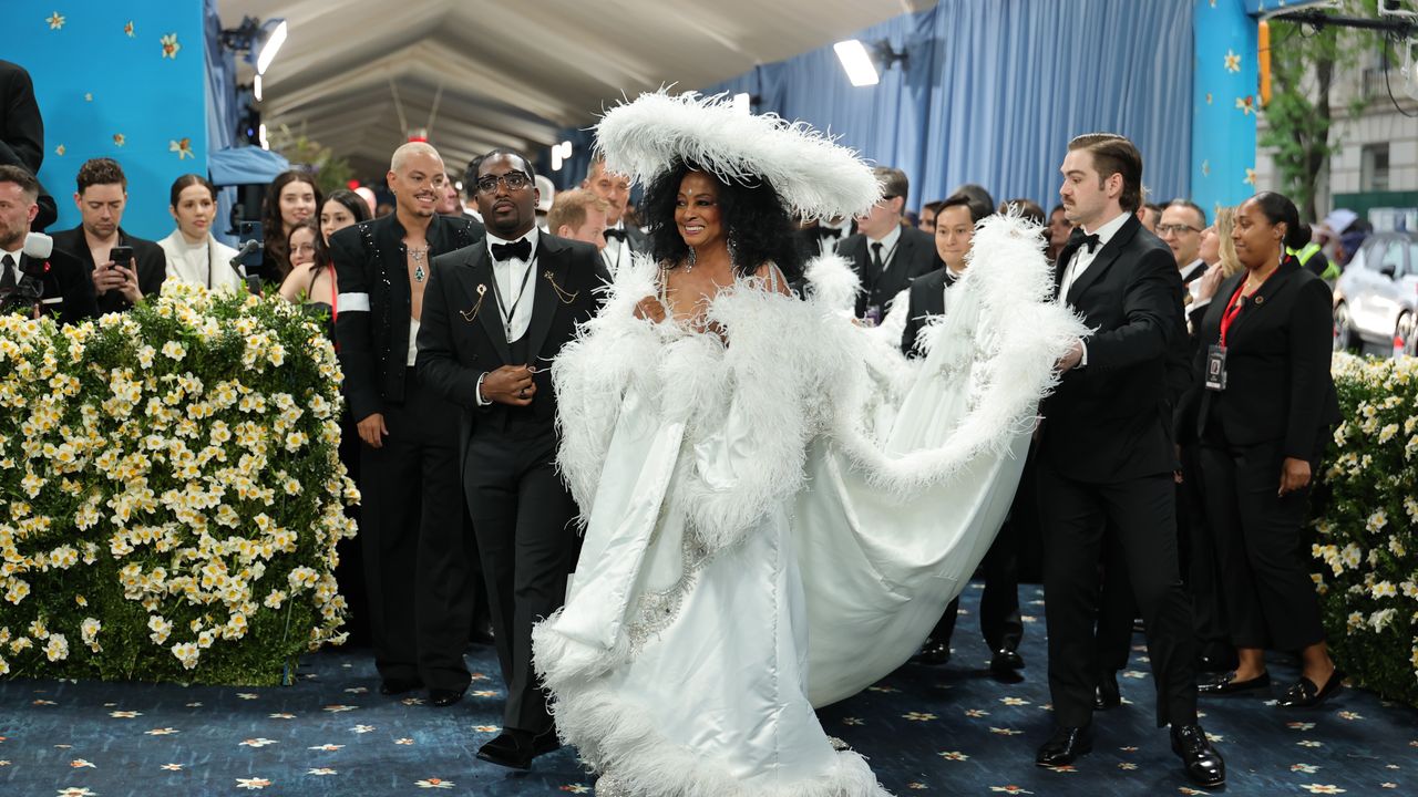 Diana Ross驚艷Met Gala 2025：家族名字縫進18呎拖尾，致敬傳承