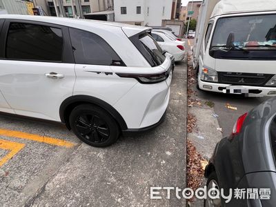 台中停車場違規爭議：車尾占人行道引發網友熱議