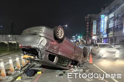 高雄鳳山驚險車禍：休旅車未禮讓，廂型車翻覆驚魂