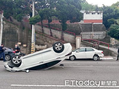 苗栗驚魂！21歲男駕駛恍神自撞翻車 轎車四腳朝天幸未受傷