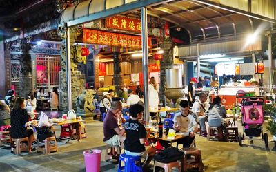 桃園隱藏美食驚喜！土地公廟變身熱炒店，晚間人氣爆棚