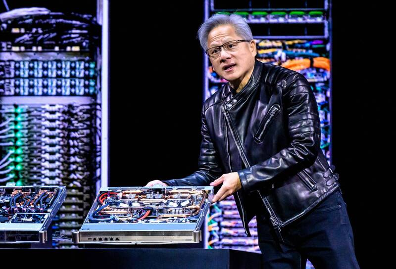 黃仁勳遲遲未委託英特爾代工 專家曝台積電強大生態系太威