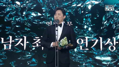 曹政奭勇奪百想影帝：全片女裝演繹《變身機長》致謝妻子Gummy