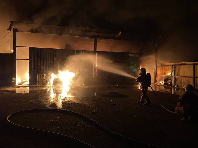 新竹香山資源回收場暗大火夜襲 濃煙惡臭燻翻南寮