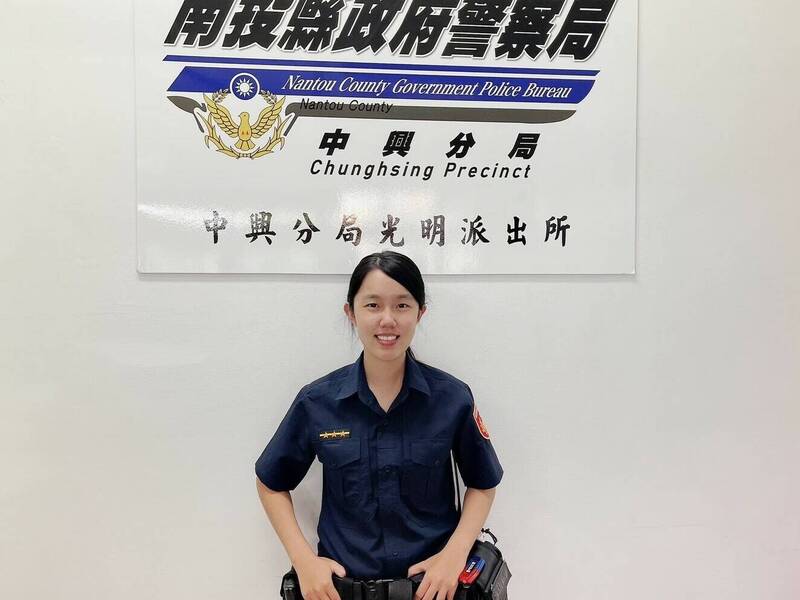 南投女警深夜追車尋回遺失行李 旅客感激涕零