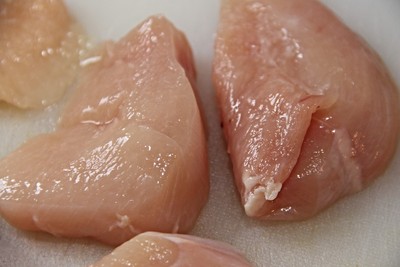 食藥署警告：生雞肉煮前勿用水洗，恐增加沙門氏菌感染風險！