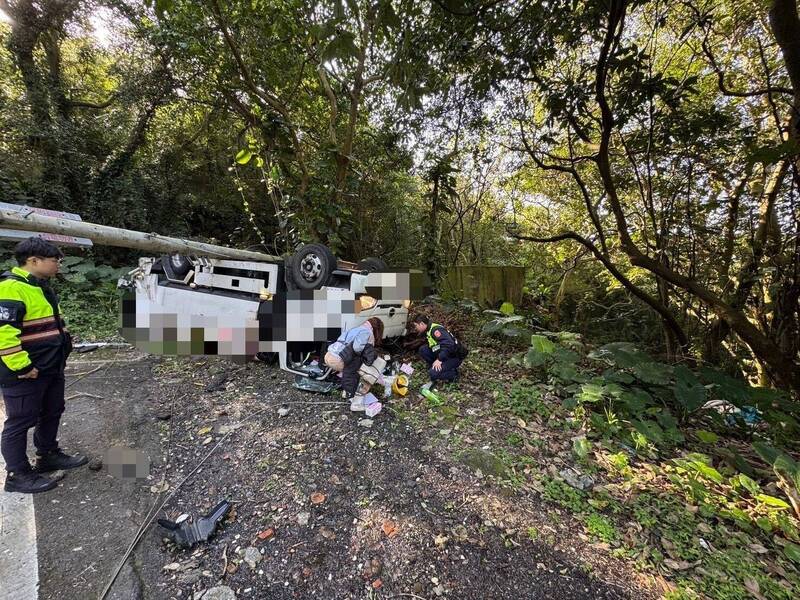 陽明山後山下山失控「倒頭栽」 小貨車翻覆女駕駛僅受輕傷