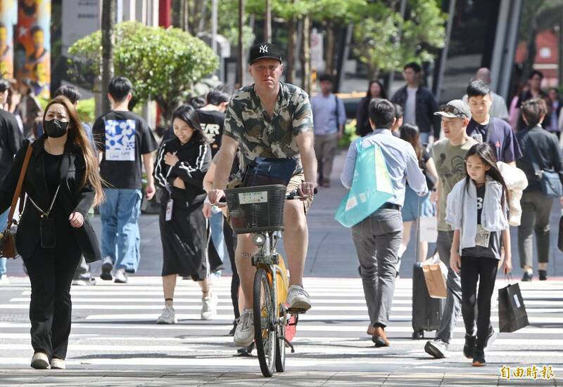 高溫再襲！明日全台多地飆36度 週三起鋒面帶來降雨降溫