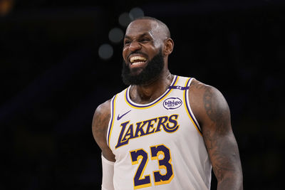 詹姆斯倒地偷瞄引爆網友熱議：NBA天王成搞笑運動員？