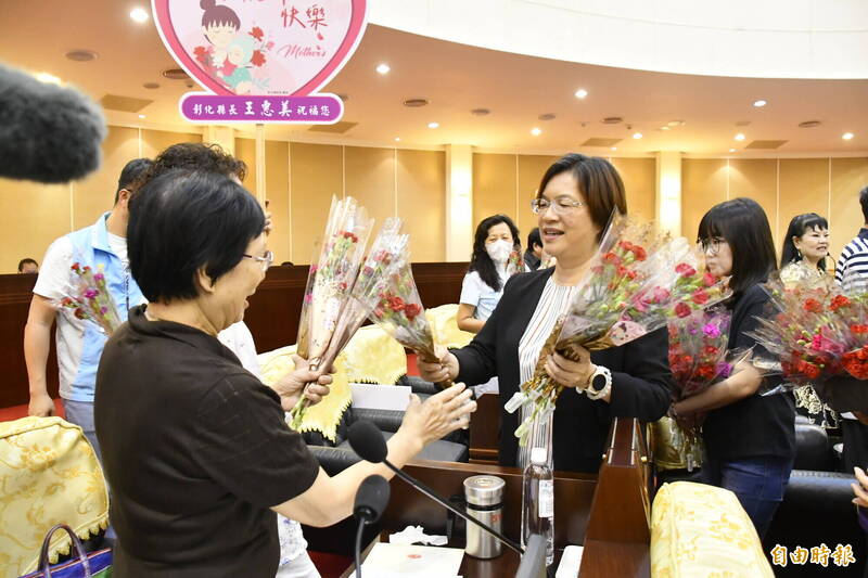 彰化縣議會母親節驚喜！王惠美與謝典林贈康乃馨，議會瞬間化身花海