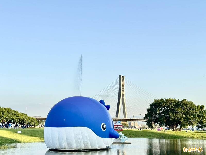 新北春紛節登場 巨型「粉嘻鯨」即起至4/20現身大都會公園