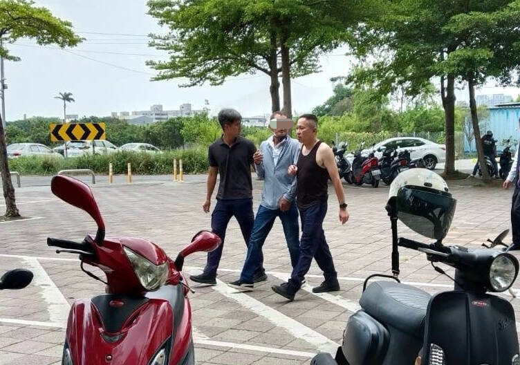 60歲通緝犯為友人上香秒被6警圍捕 槍毒案落網