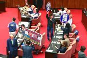 藍白聯手力促補助款補足：立院通過提案對抗行政院統刪