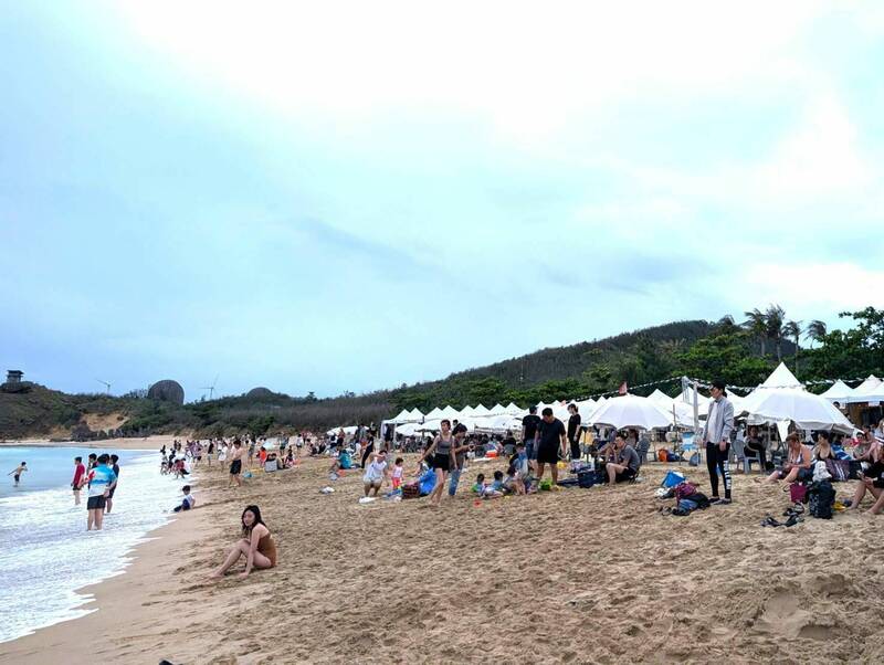 墾丁南灣沙灘嘉年華盛大開幕 米白陽傘打造清新渡假氛圍