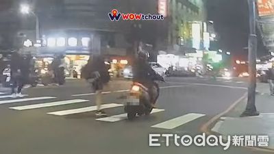 機車不禮讓!行人暴怒「神來一腳」猛踹機車 反被KO跌地