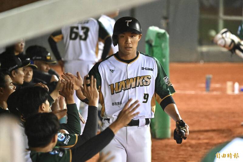 中職》王柏融4安猛打賞「降龍」 台鋼雄鷹中止3連敗