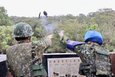 新兵訓練挑戰極限：手榴彈投擲提升戰場抗壓能力