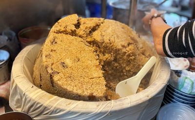 隱藏於三重菜市場的經典早餐：50年不變的濕潤鹹香油飯