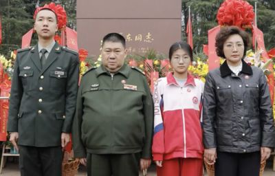 毛澤東嫡孫毛新宇攜子女祭祖：傳承家風與精神