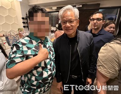 AI教父黃仁勳台北餐廳現身 粉絲蜂擁送禮簽名展親民