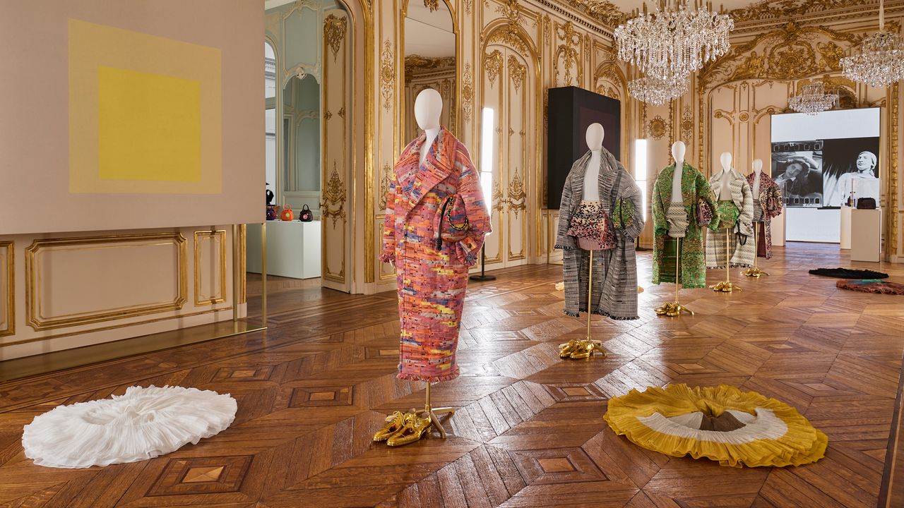 Jonathan Anderson如何將Loewe變成藝術實驗室?2025秋冬系列展演告別作|巴黎時裝週