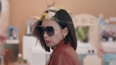 賈靜雯新劇《以美之名》開場驚艷！遭雞蛋砸頭引爆話題，幽默自嘲獲粉絲力挺