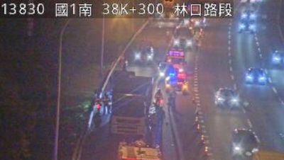 快訊/國1南下38.2K兩車追撞 小貨車駕駛受困