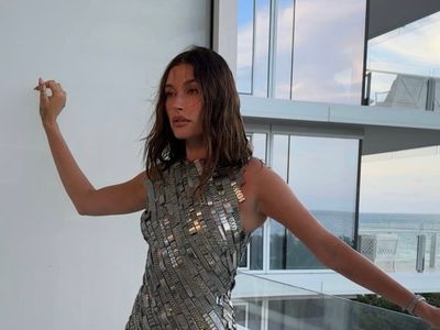海莉比伯邁阿密亮相Rhode活動 錶鍊洋裝引領時尚潮流