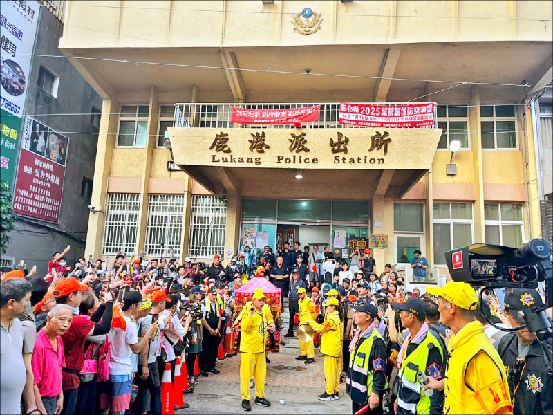 白沙屯媽祖首次停駕鹿港派出所 引發居民驚喜與狂熱