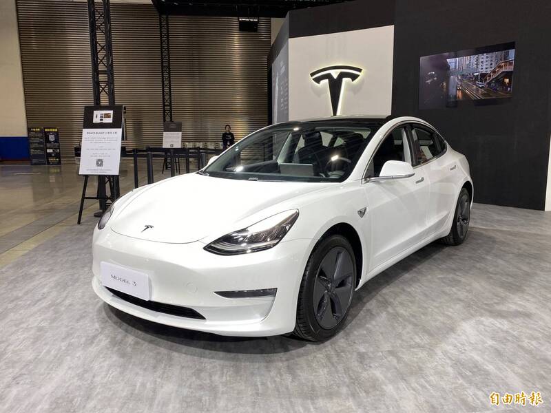 Uber司機索賠4萬要求女童舔乾水漬 網友譁然：特斯拉是紙紮的？
