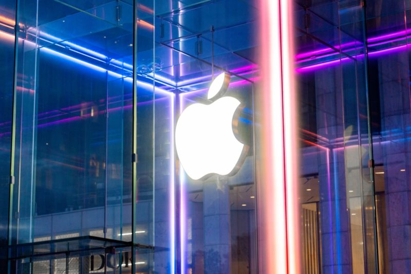 蘋果摺疊 iPhone 驚人新進展：高解析雙螢幕與螢幕下相機技術