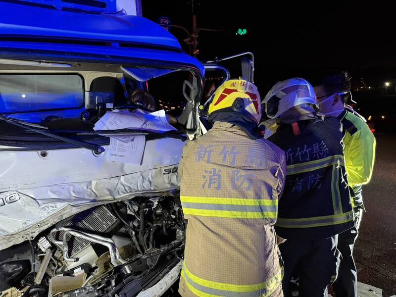 竹北西濱驚魂夜：小貨車追撞卡車引發連環事故 1人重傷搶救