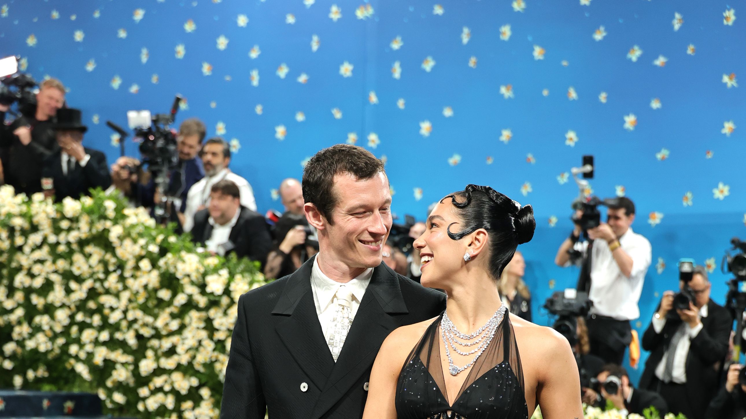 2025 Met Gala：情侶檔紅毯時尚秀，從Pharrell到Dua Lipa的完美搭配