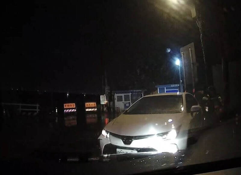 無照毒駕者拒檢撞警車逃逸，隔日落網坦承罪行