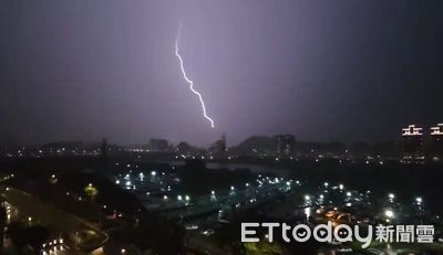 驚人瞬間！台北101遭雷擊，信義區目擊「超粗雷柱」轟下
