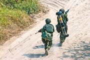 「標槍飛彈」現身松機 防共軍空降裝甲武力