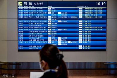 羽田機場驚魂！日本航空客機滑行時撞上路燈，跑道停用50分鐘