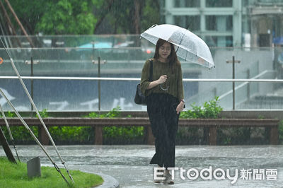 鋒面來襲！8縣市發布大雨特報 氣溫驟降至14°C