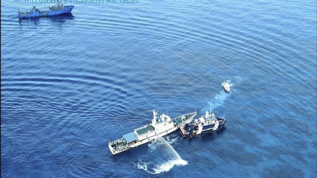 菲律宾控诉中国海警在南海铁线礁附近使用水炮威胁船只安全
